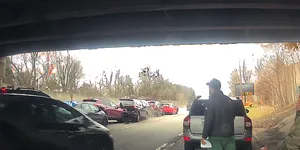 Câte mașini poate distruge un șofer neatent dintr-o singură lovitură. Totul a fost filmat cu o cameră de bord