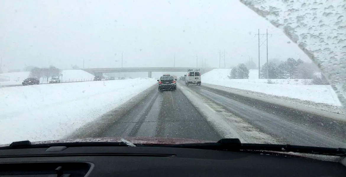 Alertă meteo până luni noaptea. Va viscoli în aproape jumătate din ţară