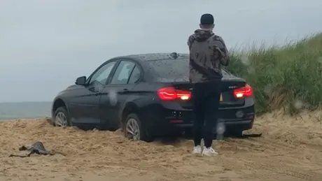 Un șofer de BMW și-a parcat mașina pe plajă, a lăsat-o în marșarier și a uitat cheile înăuntru. Ce a urmat?