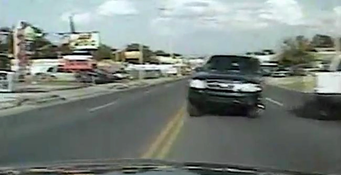Un idiot accidentează o maşină de poliţie – merită să-i fie confiscată maşina?
