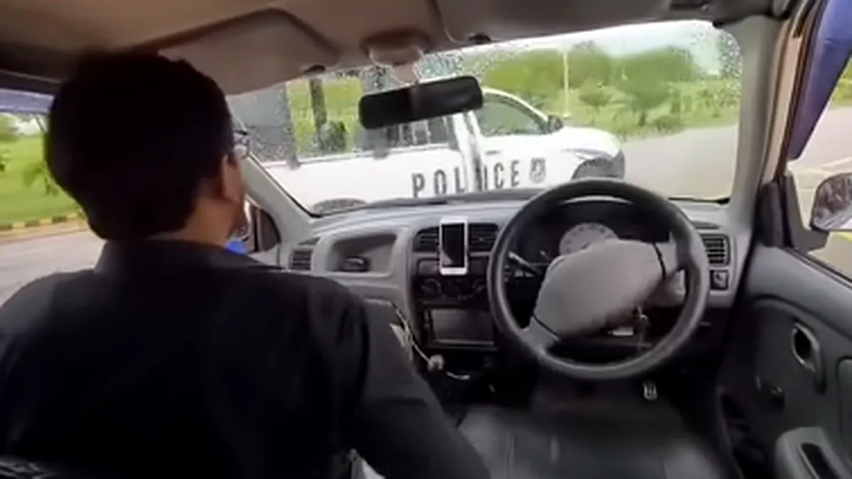 Video - Testul unei mașini controlate prin telefon s-a terminat direct în mașina Poliției