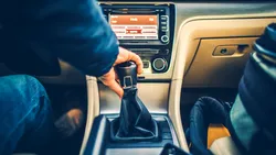 De ce se strică ambreiajul când stai la semafor? Are legătură cu pedala din stânga și schimbătorul de viteze