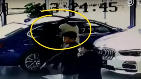 Un tânăr a zgâriat un BMW în showroom pentru a-l forța pe tatăl său să-i cumpăre mașina - VIDEO