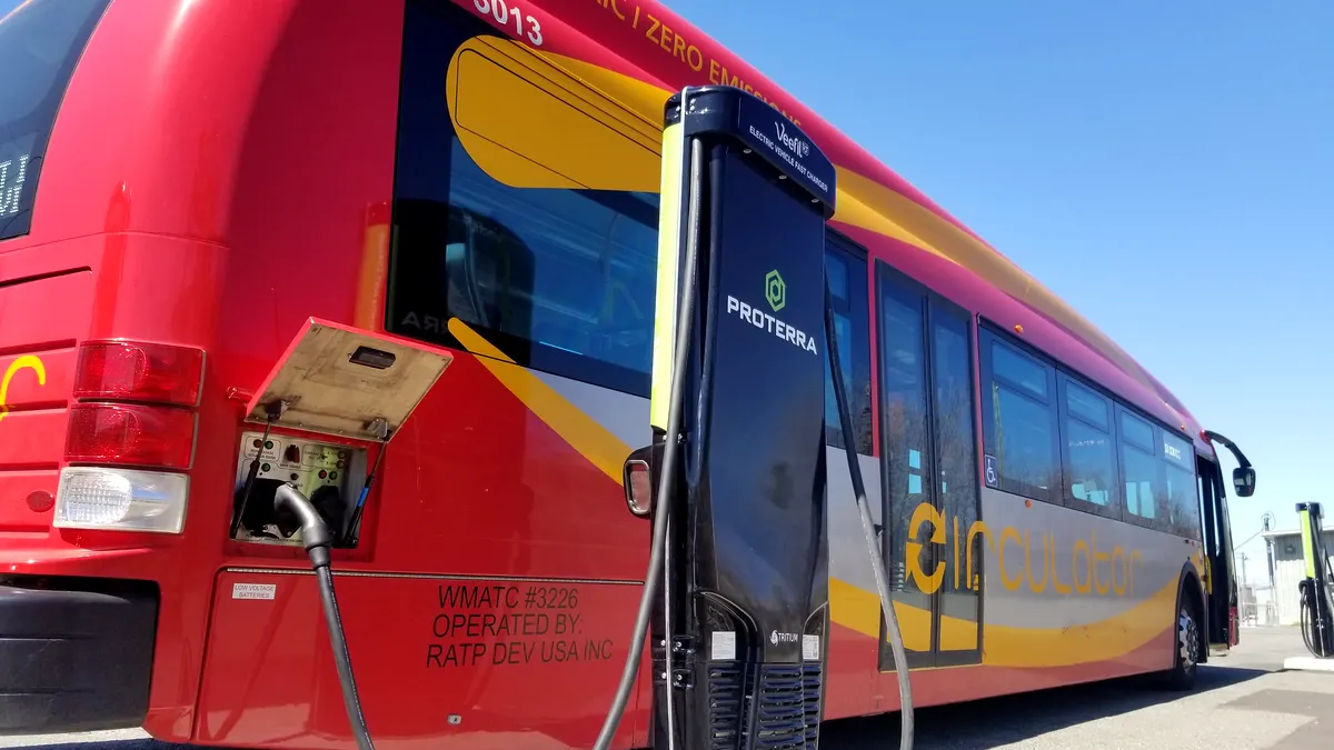 Un mic oraș din România și comuna de lângă cumpără două autobuze electrice