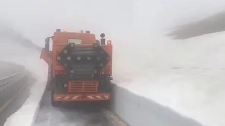 VIDEO cu deszăpeziri în luna mai. Există un strat de zăpadă de trei metri pe Transalpina
