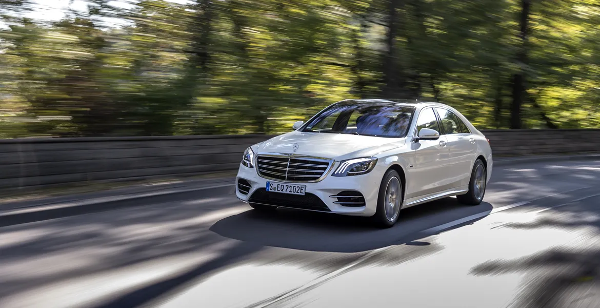 Mercedes-Benz a lansat noua limuzină de lux S 560 e – 470 de cai putere şi o autonomie pur electrică de 50 de kilometri