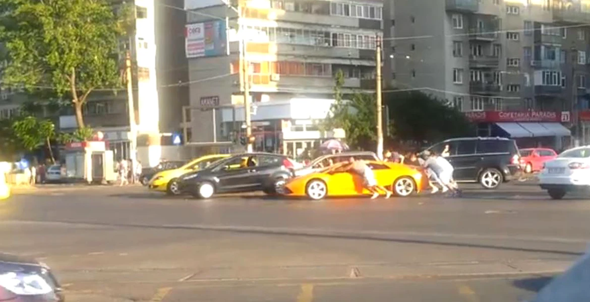 S-a întâmplat în România: Lamborghini Murcielago împins în intersecţie