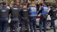 Susținătorii lui Călin Georgescu au încercat să rupă gardurile jandarmeriei atunci când acesta a fost adus la arestul central. O femeie a căzut în genunchi și a început să plângă