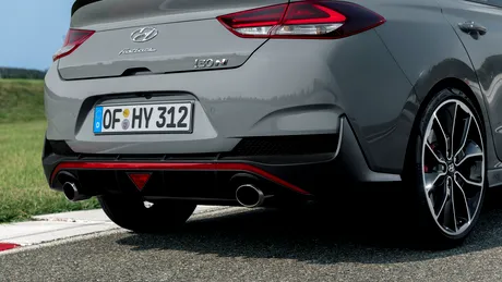 Hyundai prezinta i30 Fastback N. Noul model vine în două versiuni de putere: cu 250 şi 275 de CP