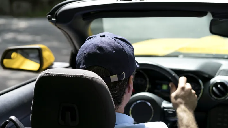 O secundă de anticipare poate evita un accident. Iar pregătirea preventivă îți poate reduce costul asigurării