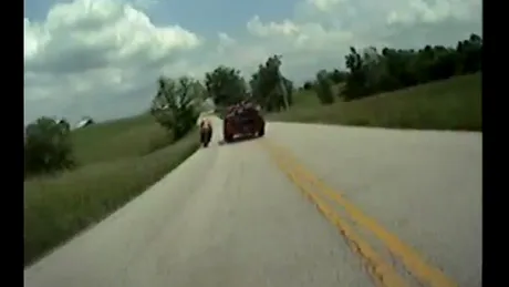 Un şofer inconştient încearcă să scoată un motociclist de pe drum