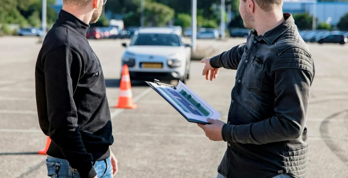 Poți obține permisul auto dacă nu ai luat BAC-ul? Câte clase îți trebuie ca să conduci o mașină