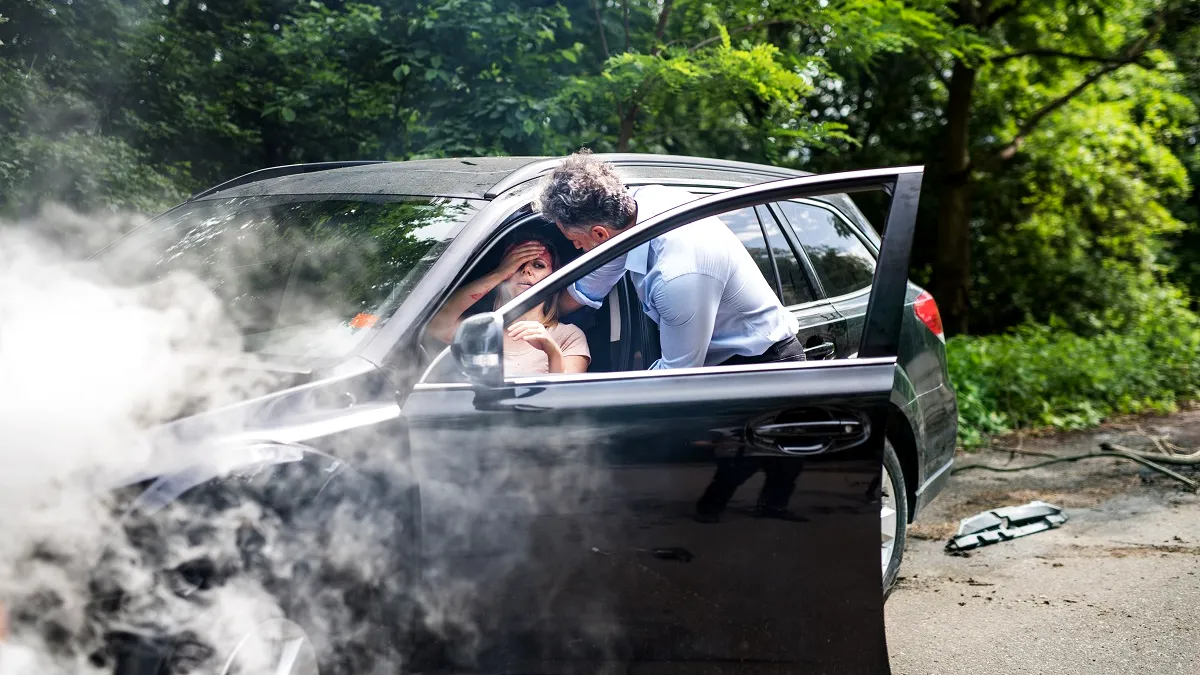 Mașina scoate fum sau a luat foc în trafic? Ce trebuie să faci imediat pentru siguranța ta