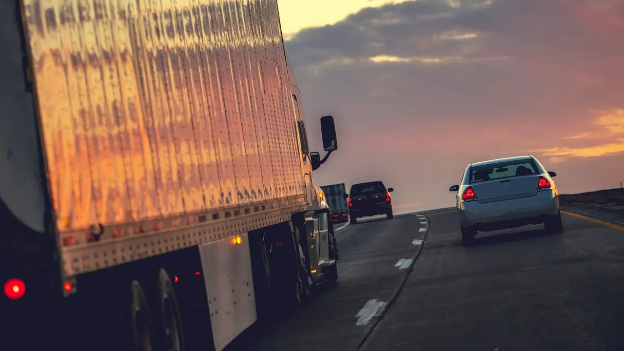 au-voie-sa-depaseasca-tir-urile-masini-mici-pe-autostrada-vali-porcisteanu-niciodata 