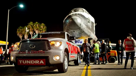 O Toyota Tundra a tractat naveta spaţială Endeavour