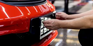 Video / Tânăr de 19 ani, reținut după ce a demontat plăcuțele de la 15 mașini din Sectorul 3