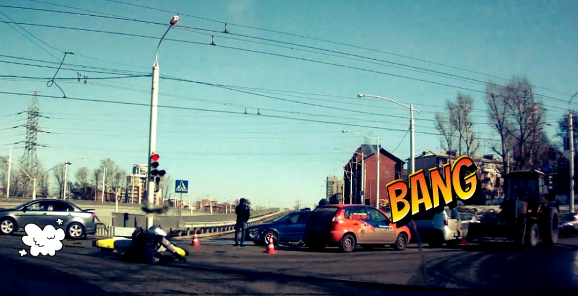 VIDEO: Motociclist în derapaj versus tractor, doar în Rusia