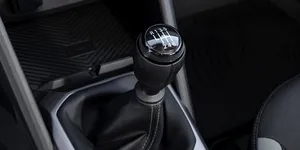 Ce mașini cu cutii de viteze manuale mai poți cumpăra în 2026?