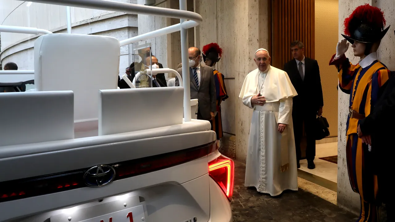 Papa Francisc Toyota Mirai 5 