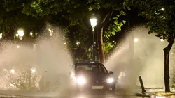 Atenție, șoferi, este Cod Roșu de furtună! Brigada Rutieră avertizează: Ce NU TREBUIE să faci în aceste condiții