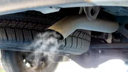 Este legal să lași motorul pornit dacă staționezi mai mult de 5 minute? Ce spune Codul Rutier 2025