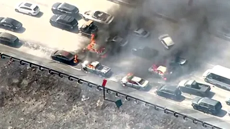 Un incendiu de vegetaţie s-a extins pe o autostradă, în SUA. Zeci de vehicule au ars