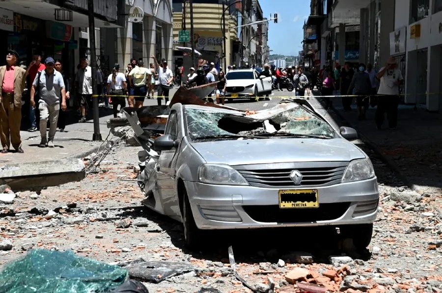 Vehicul avariat in Columbia in urma prabusirii unei cladiri ca urmare a unui cutremur