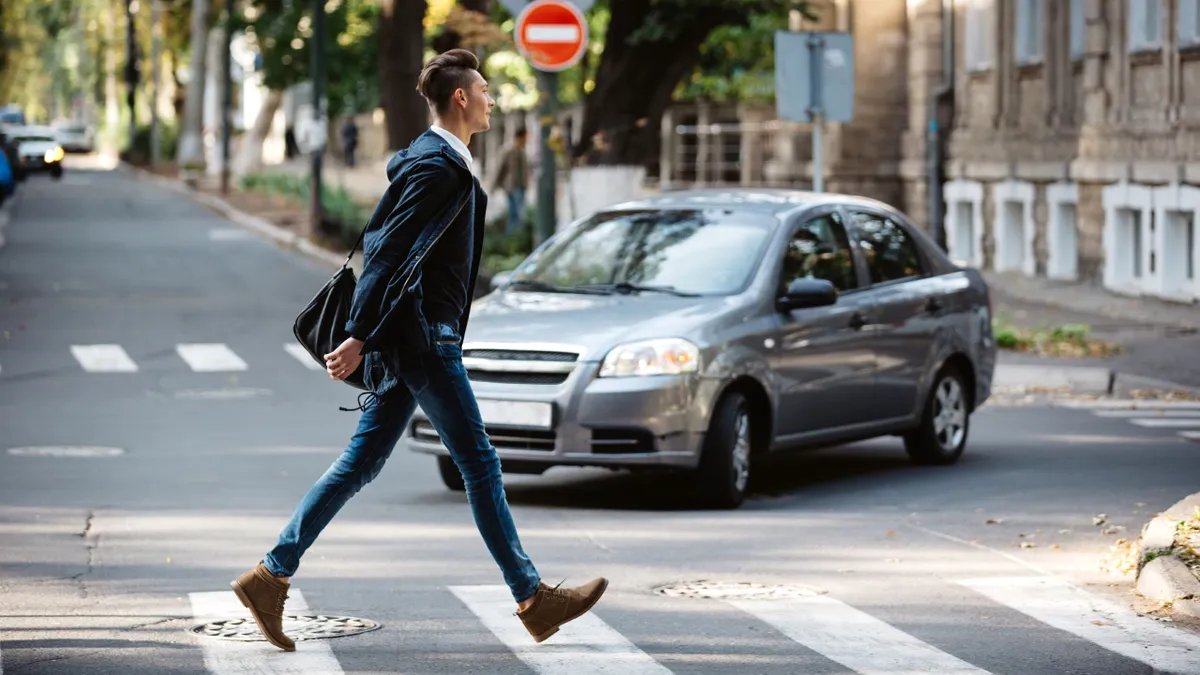 2026: Ca șofer, trebuie să oprești dacă pietonul este pe sensul opus? Regula la trecerile de pietoni cu două benzi pe sens