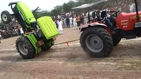 VIDEO: Tractor-pulling în stil indian