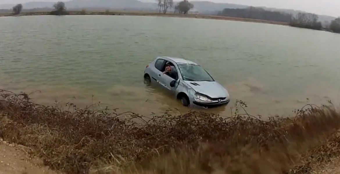 Când după câteva beri te crezi pilot, sfârşeşti în lac…VIDEO