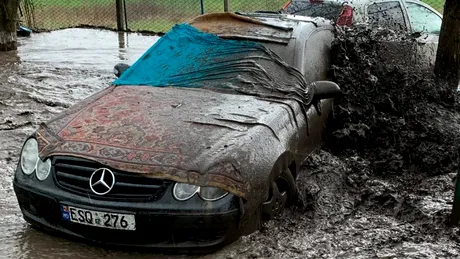 Ireal! Acest Mercedes încă pornește după ce a fost victima unei inundații la Chișinău