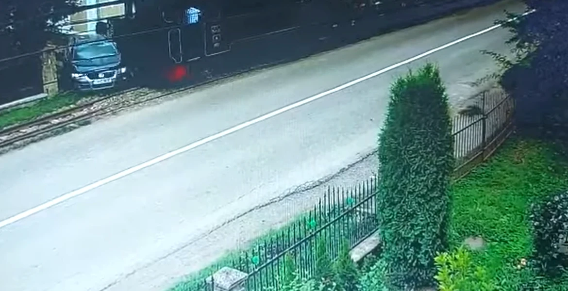 O șoferiță a scos de pe șine locomotiva Mocănița după ce nu s-a asigurat