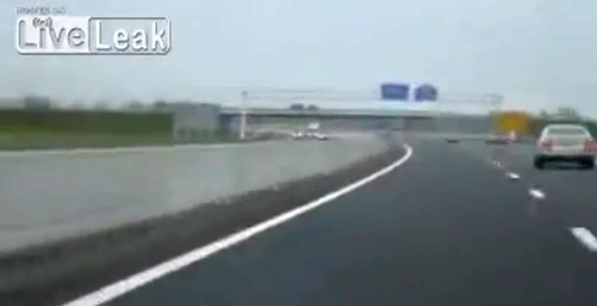 Cum să-ţi filmezi propriul accident la 210 km/h. VIDEO