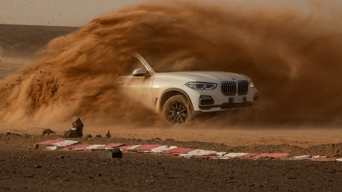 Test extrem. BMW a reprodus pentru noul X5 virajele de la Monza pe nisipul din Sahara - VIDEO