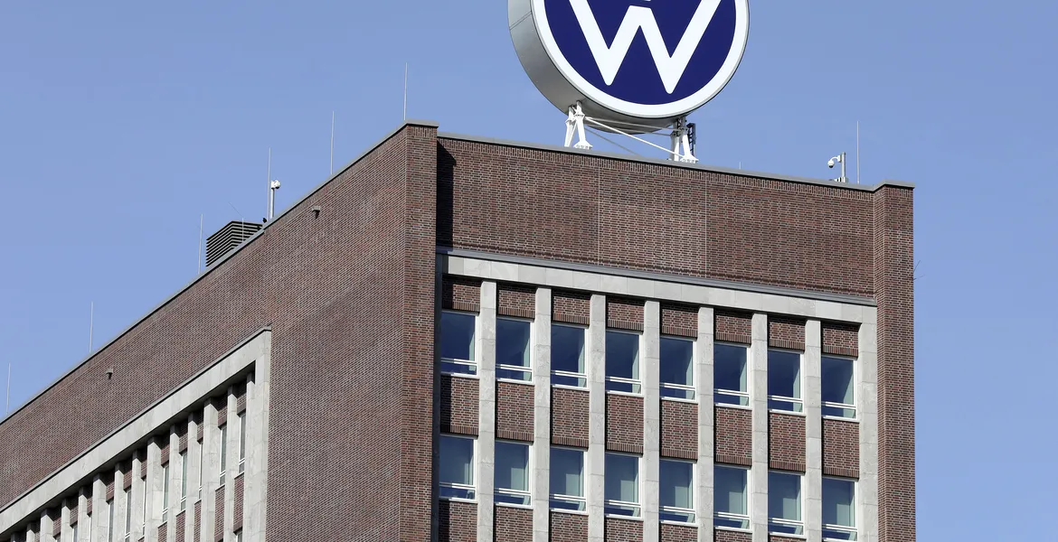 Volkswagen renunţă la aproape 10.000 de angajaţi. Trei fabrici ar putea fi afectate