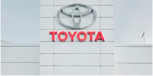 Toyota, dată în judecată după ce un șofer a descoperit că mașina sa îl urmărea. SUV-ul, popular și în România