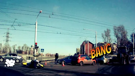 VIDEO: Motociclist în derapaj versus tractor, doar în Rusia