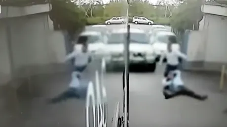 Un poliţist îl loveşte cu capul în gură pe un şofer de autobuz după o banală şicană în trafic - VIDEO