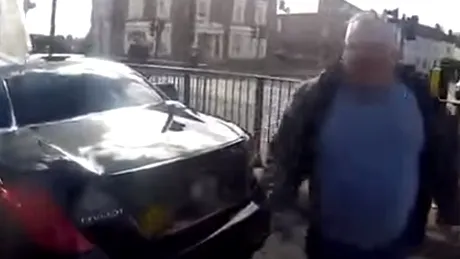 VIDEO Road-rage englezesc. Un şofer şi pasagerul lui atacă un motociclist şi nu se lasă până nu îl doboară