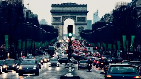 Panică la Paris: Municipalitatea a limitat viteza mașinilor la 30 km/h