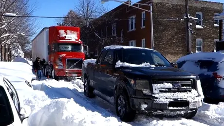 Un Ford F-150 îşi face datoria de american şi scoate un autotren din zăpadă. VIDEO