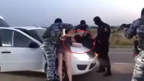 Mascaţii au oprit în trafic o maşină suspectă. Ce au găsit la percheziţii - VIDEO