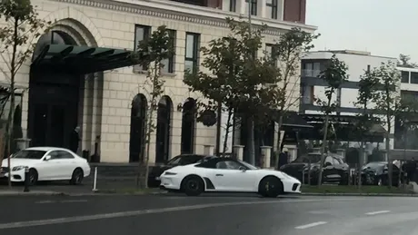 Unul dintre cele mai noi modele Porsche a fost filmat în Bucureşti. Are 510 CP şi costă aproape 300.000 de euro - VIDEO