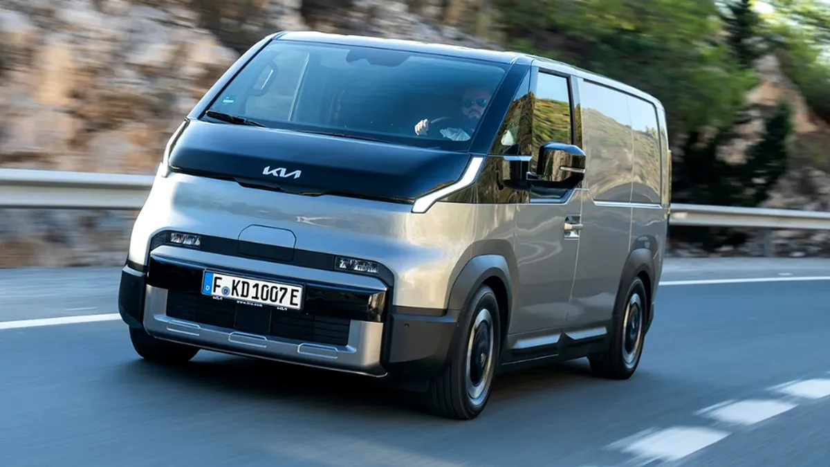 Kia PV5 conduce segmentul autoutilitarelor electrice medii din Europa