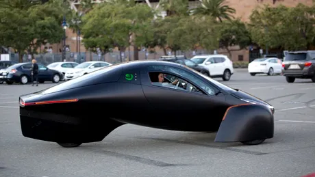 Mașina electrică solară Aptera învinge Tesla Model 3 într-un drag race [VIDEO]