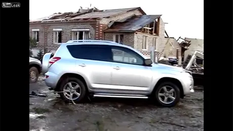 Cum se vede când trece o tornadă prin maşina şi casa ta. VIDEO