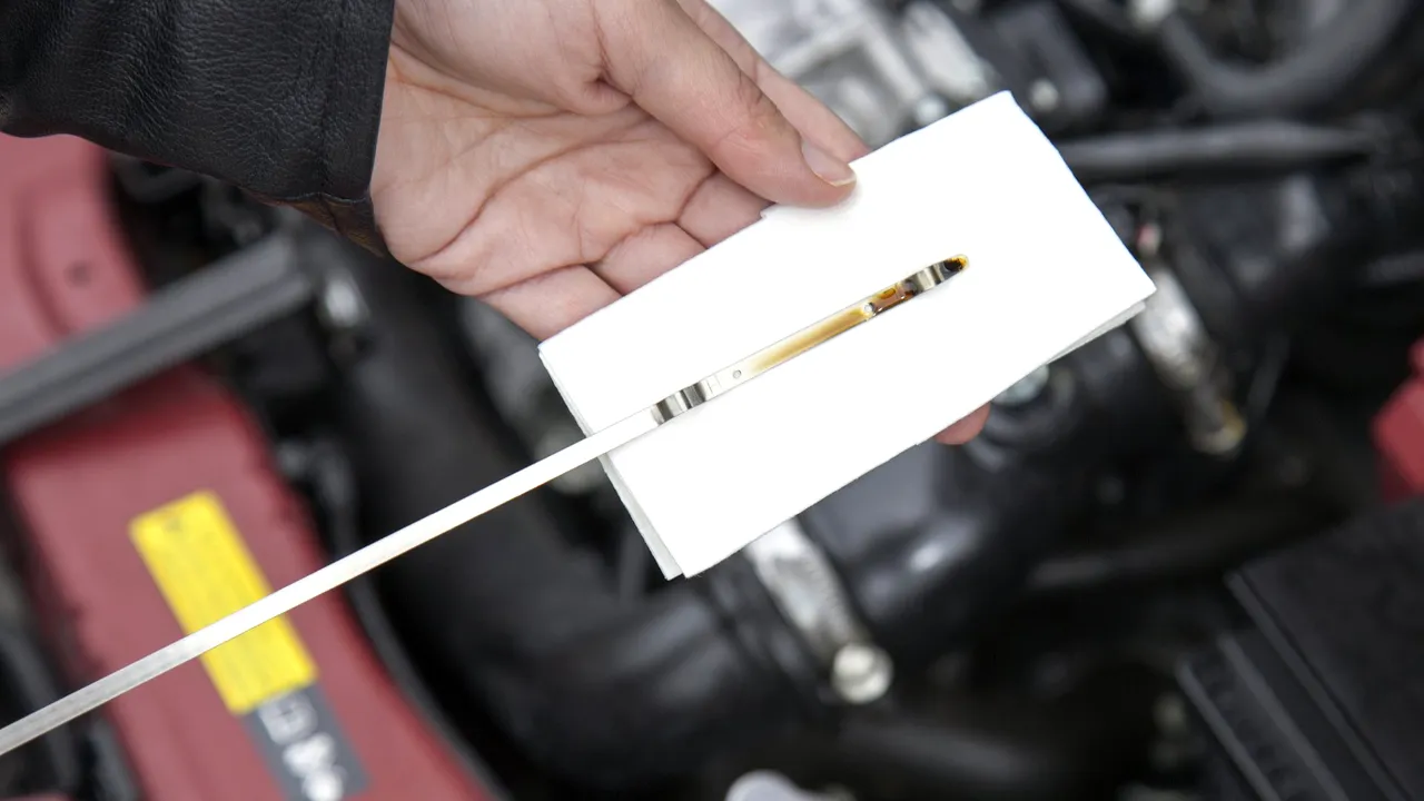 uleiul-se-verifica-atunci-cand-motorul-e-cald-sau-cand-e-rece-cum-se-face-completarea-de-ulei 