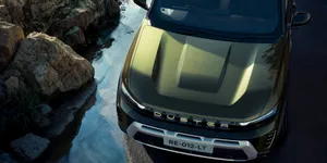 Noul Duster arată ca o „mașină de bogați” dar costă puțin peste 11.000 de dolari. Varianta hibrid, epuizată înainte de startul vânzărilor