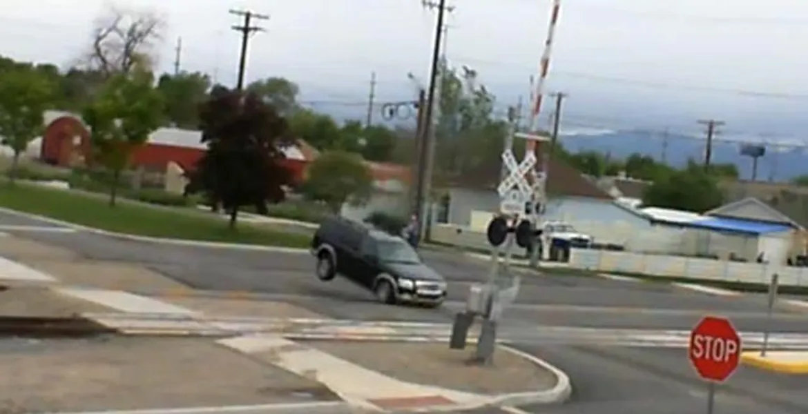 Incident stupid la o trecere de cale ferată cu un SUV