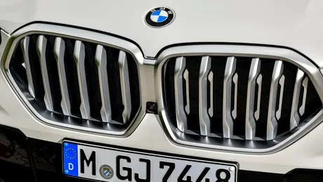 Șoferița unui BMW X6 a distrus o barieră după ce a aflat că trebuie să plătească parcarea